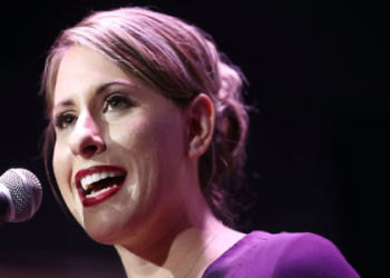 Amouranth Ring Girl: Whats the Story Behind Her Boxing Gig? Heres the Scoop on Her Latest Venture.